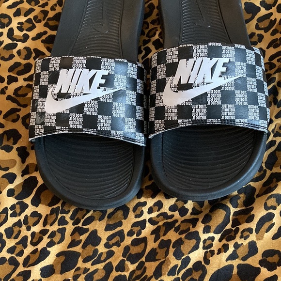 Nike Checkerboard Print Logo Slides, INSANELY COMFY, super cushioned and cute - Picture 3 of 5